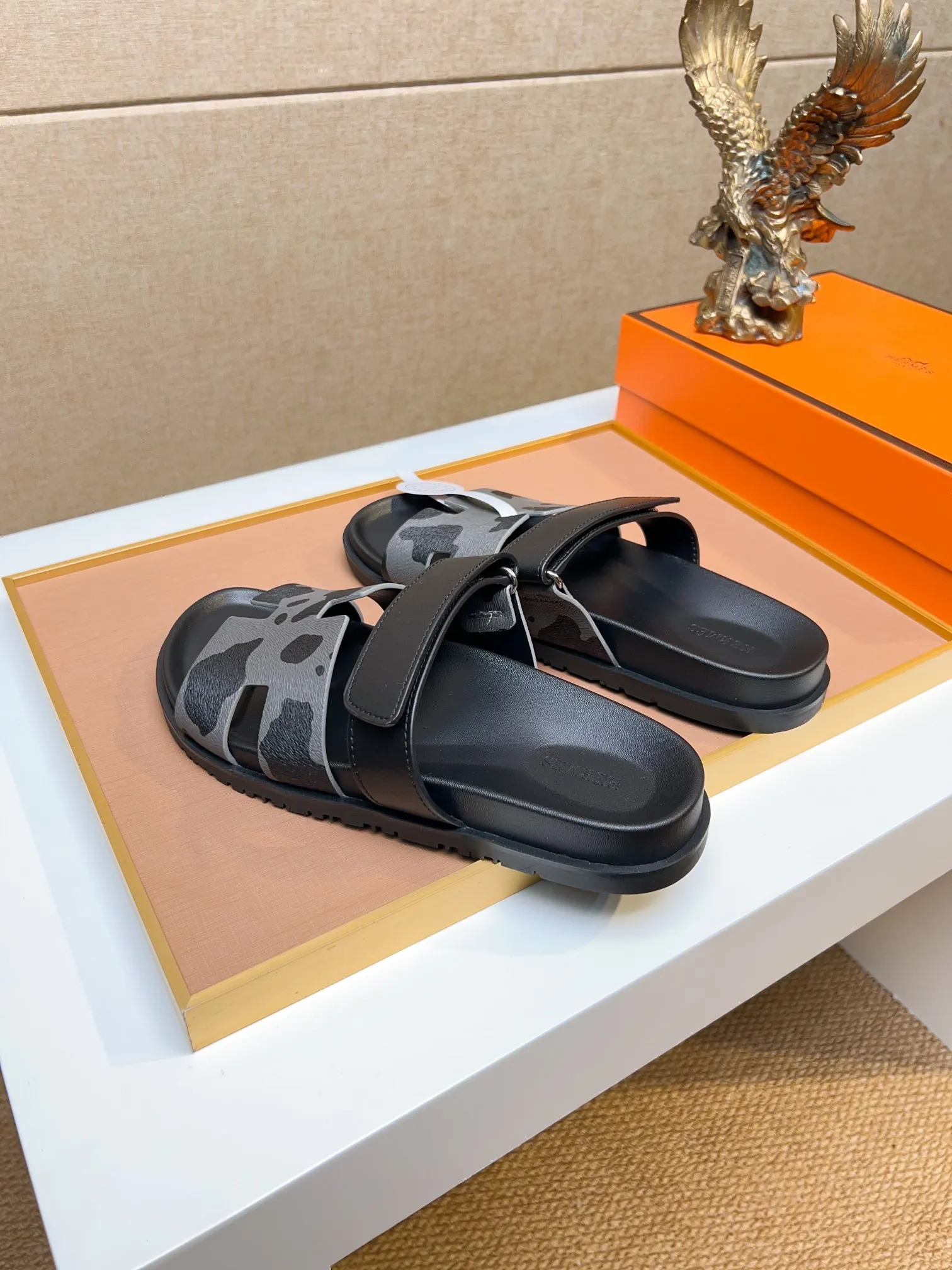 Men's clothing and shoes 💰340 💅💅💅 new arrival. Hermes Hermes official website latest counter synchronized new oran color leather H slippers, the original Paris version flew back to the original model and opened the mold to make it perfectly🍌The highest quality Sincerity, you can enter and leave the counter at will [Deyi] The upper is made of original customized  colored palm prints, crocodile print, ostrich print, colored cow leather, colored cow suede, 🤔 horse hair, 🥳 colored diamonds, 🥰 3D printing, and other genuine leather slippers, imported cow pattern foot pad lining, Italian  latest original genuine leather combination outsole Code number: 38-48 (customized at 46.47.48) Can be made into picture combination sole with genuine leather pattern and ordinary molded outsole